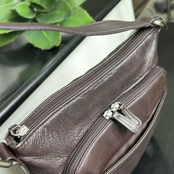 Giani  Bernini, like new genuine, leather shoulder, Crossbody handbag purse - Picture 4 of 12